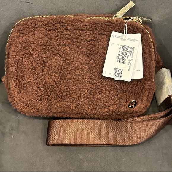 NWT Lululemon Everywhere Belt Bag Fleece
Large 2L NWT (Brown Gold) - Picture 1 of 11